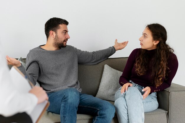 Cerrar pareja discutiendo en terapia