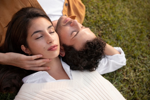 Cerrar pareja durmiendo sobre el césped