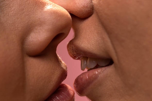 Cerrar pareja enamorada besándose