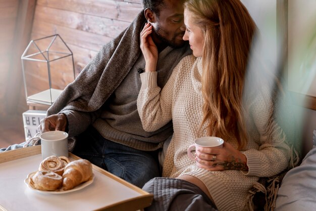 Cerrar pareja feliz en el desayuno