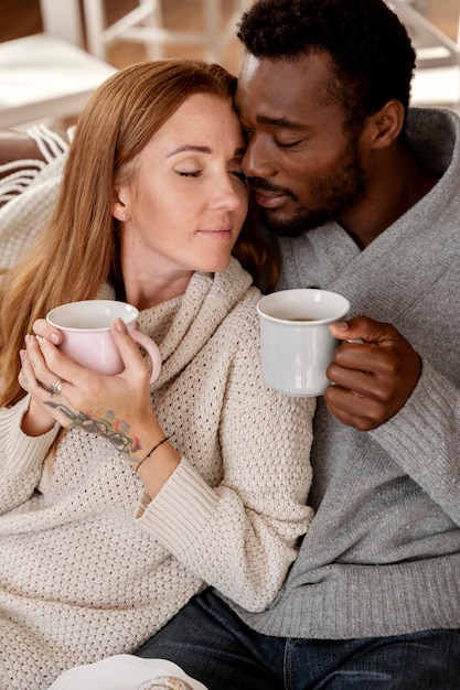 Cerrar pareja feliz sentados juntos