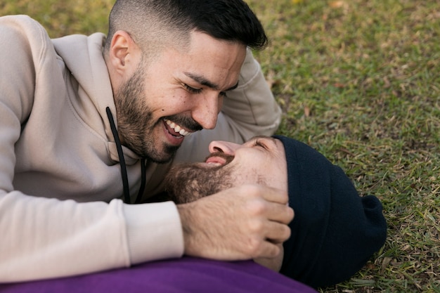 Foto gratuita cerrar pareja homosexual sonriente