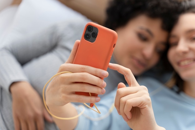 Foto gratuita cerrar pareja de lesbianas tomando selfie