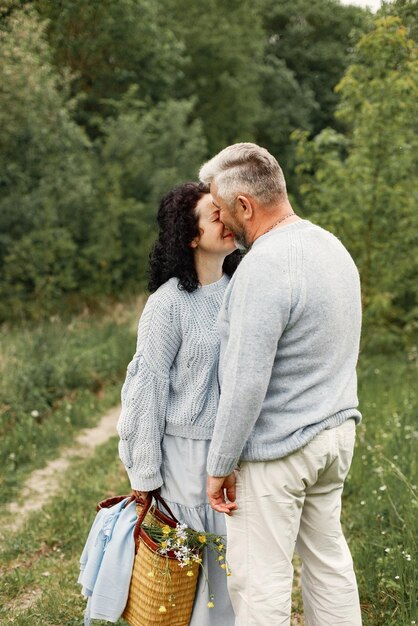 Cerrar pareja romántica besándose en un parque de otoño