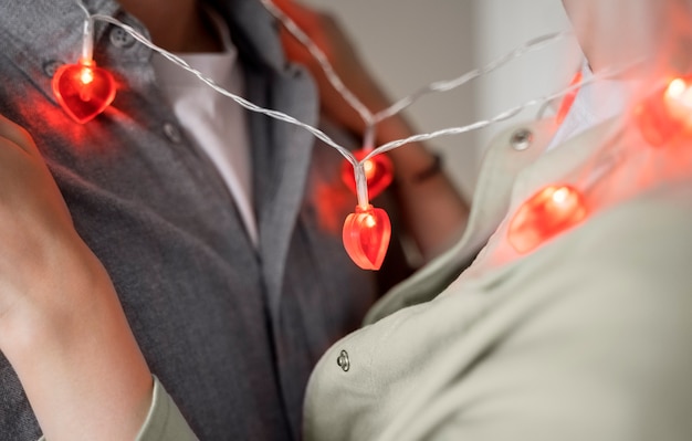 Foto gratuita cerrar pareja romántica con luces