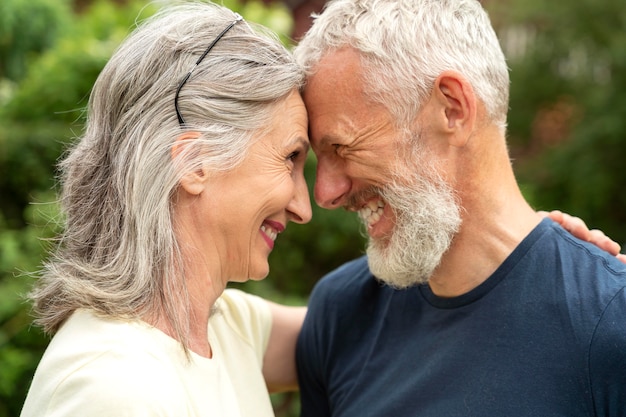 Foto gratuita cerrar pareja romántica senior