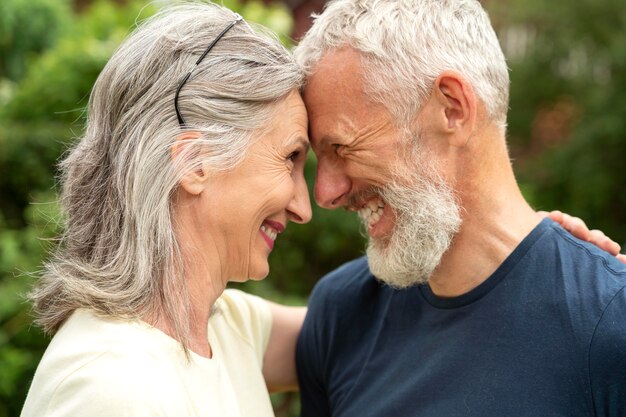 Cerrar pareja romántica senior