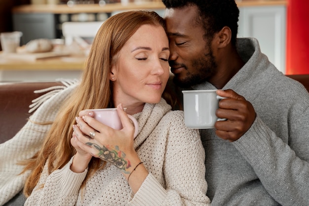 Foto gratuita cerrar pareja romántica con tazas