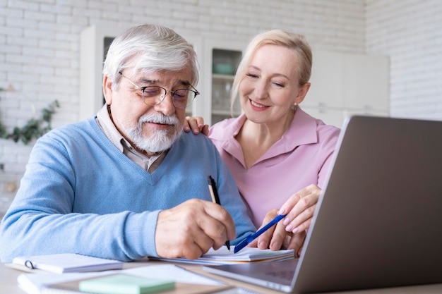 Foto gratuita cerrar en pareja senior mientras aprende