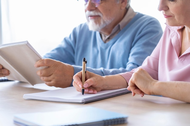 Cerrar en pareja senior mientras aprende