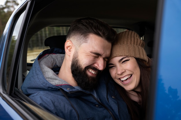 Cerrar pareja sonriente en coche