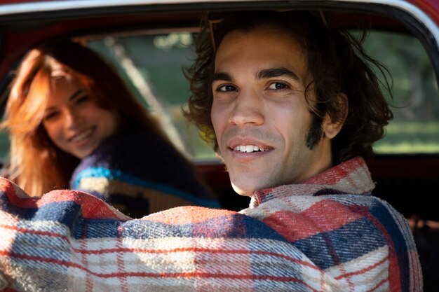 Cerrar pareja sonriente en coche