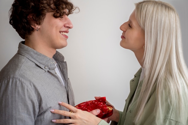 Cerrar pareja sonriente con dulces