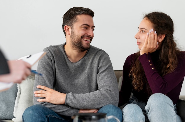 Cerrar pareja sonriente en terapia