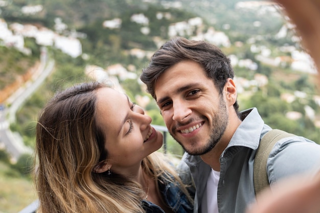 Foto gratuita cerrar pareja tomando selfie