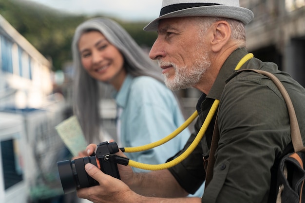 Foto gratuita cerrar pareja viajando junto con cámara