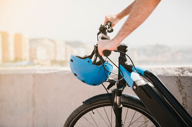 Cerrar la parte delantera de una bicicleta eléctrica.