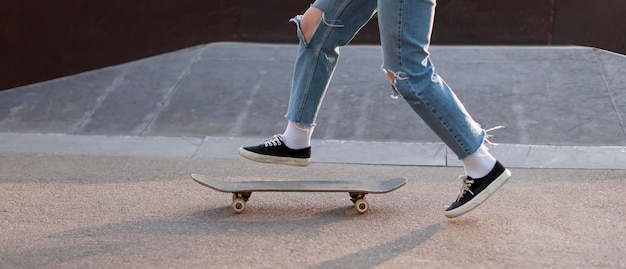 Foto gratuita cerrar patinador en el parque