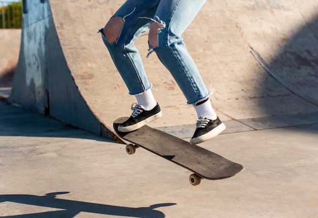 Foto gratuita cerrar patinador saltando