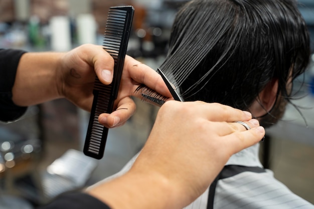 Cerrar el pelo de corte de mano