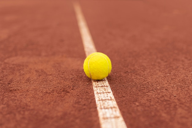 Foto gratuita cerrar en pelota de tenis en el patio