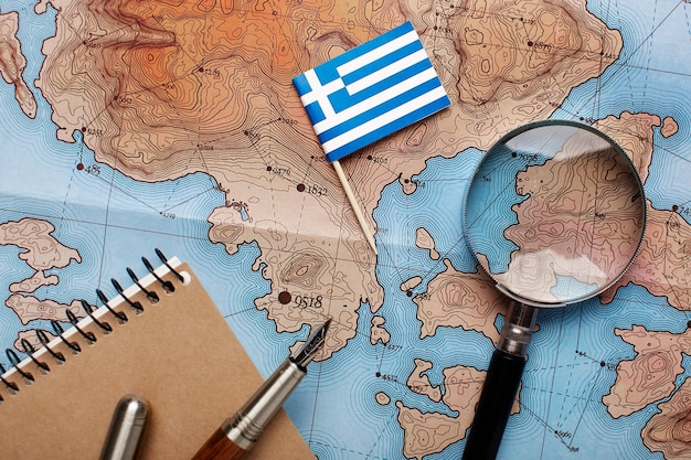 Cerrar en la pequeña bandera de Grecia sobre el mapa
