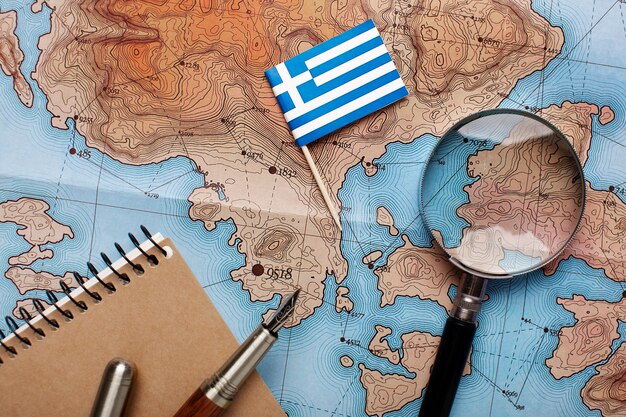 Cerrar en la pequeña bandera de Grecia sobre el mapa