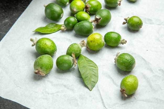 Cerrar en pequeñas frutas feijoas frescas bomba de vitamina