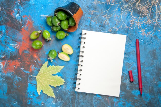 Cerrar en pequeñas frutas feijoas frescas bomba de vitamina