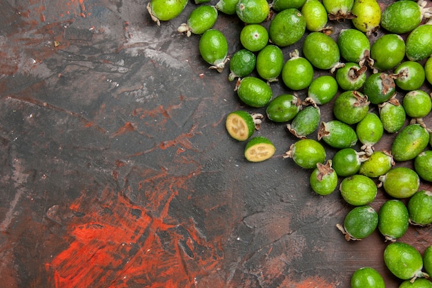 Cerrar en pequeñas frutas feijoas frescas bomba de vitamina