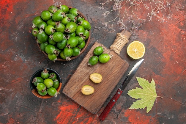 Cerrar en pequeñas frutas feijoas frescas bomba de vitamina