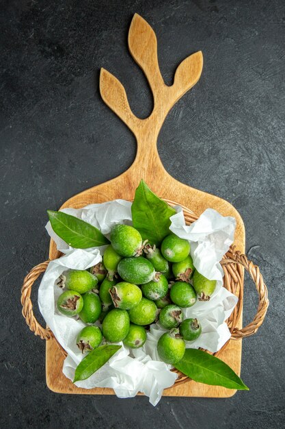 Cerrar en pequeñas frutas feijoas frescas bomba de vitamina