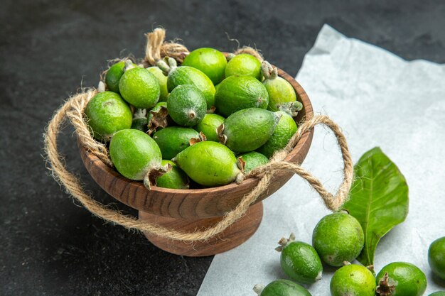 Cerrar en pequeñas frutas feijoas frescas bomba de vitamina