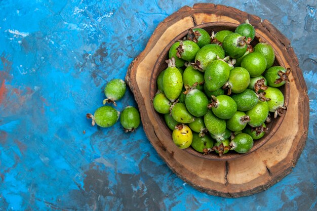 Cerrar en pequeñas frutas feijoas frescas bomba de vitamina