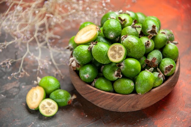 Cerrar en pequeñas frutas feijoas frescas bomba de vitamina