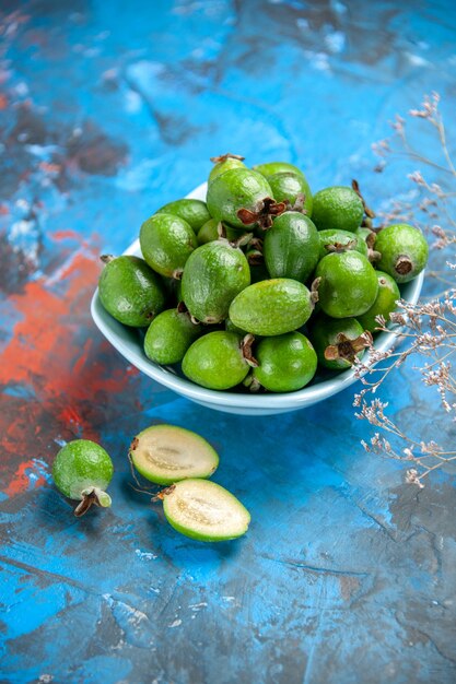 Cerrar en pequeñas frutas feijoas frescas bomba de vitamina