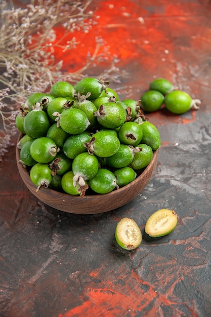 Cerrar en pequeñas frutas feijoas frescas bomba de vitamina