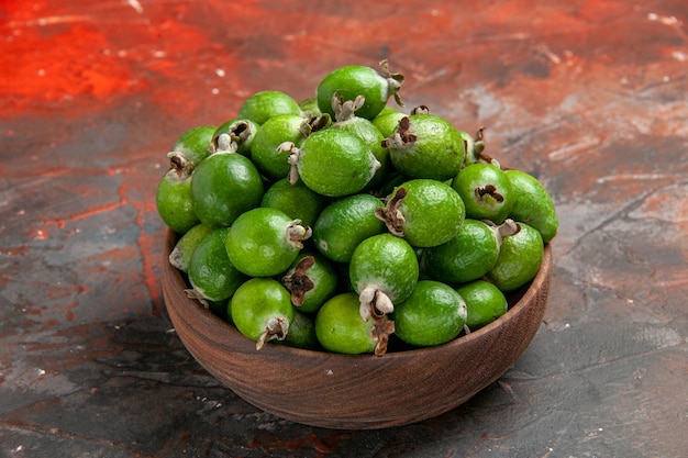 Cerrar en pequeñas frutas feijoas frescas bomba de vitamina