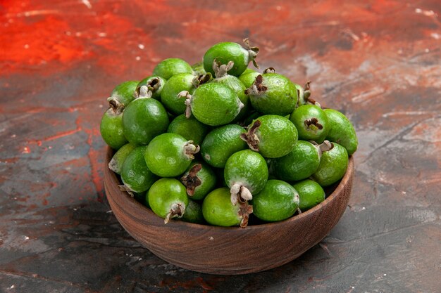 Cerrar en pequeñas frutas feijoas frescas bomba de vitamina