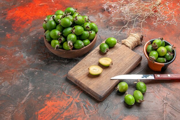 Cerrar en pequeñas frutas feijoas frescas bomba de vitamina