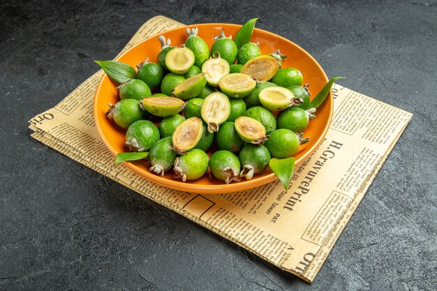 Cerrar en pequeñas frutas feijoas frescas bomba de vitamina