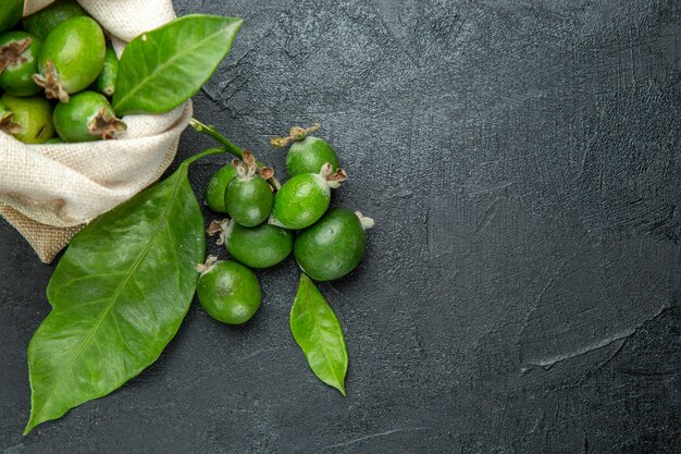 Cerrar en pequeñas frutas feijoas frescas bomba de vitamina