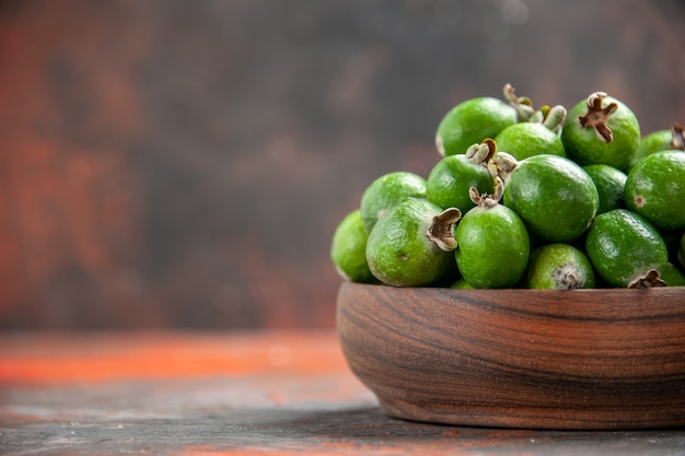 Cerrar en pequeñas frutas feijoas frescas bomba de vitamina