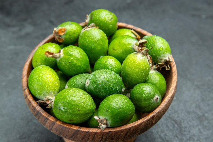 Foto gratuito cerrar en pequeñas frutas feijoas frescas bomba de vitamina