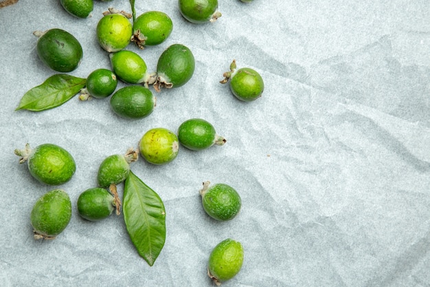 Cerrar en pequeñas frutas feijoas frescas bomba de vitamina