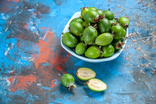 Foto gratuita cerrar en pequeñas frutas feijoas frescas bomba de vitamina