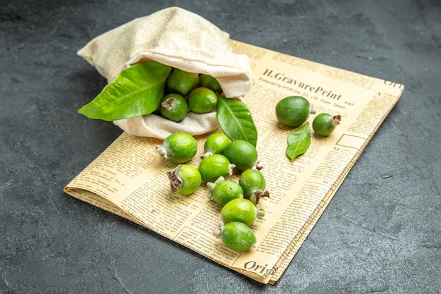 Cerrar en pequeñas frutas feijoas frescas bomba de vitamina