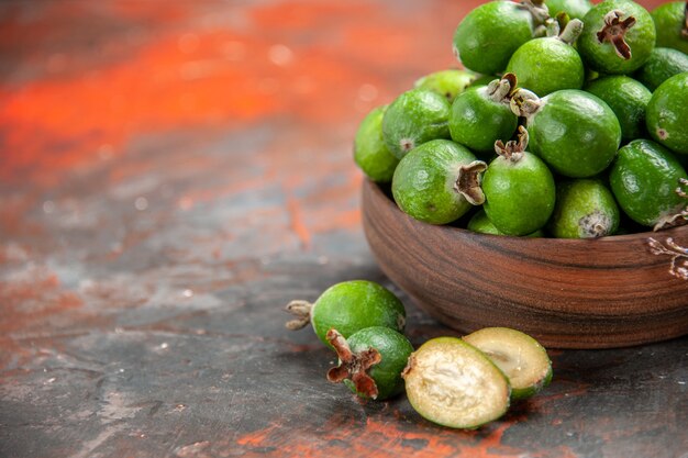 Cerrar en pequeñas frutas feijoas frescas bomba de vitamina