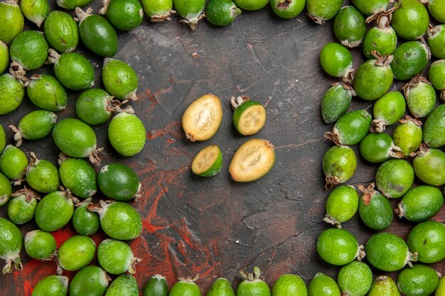 Cerrar en pequeñas frutas feijoas frescas bomba de vitamina