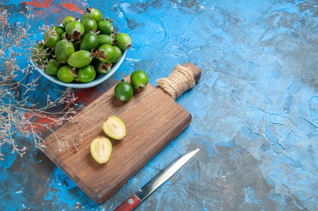 Cerrar en pequeñas frutas feijoas frescas bomba de vitamina